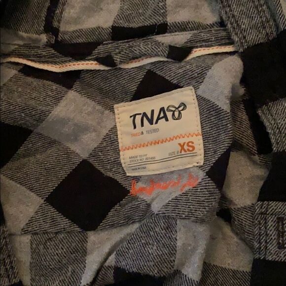 Aritzia TNA hooded flannel  - Picture 2 of 2